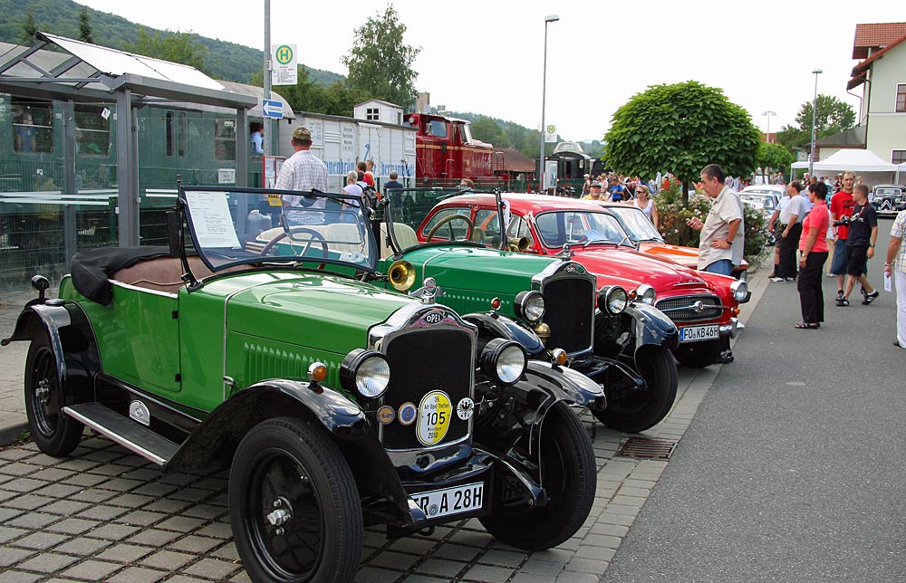 Dampfbahn Fränkische Schweiz: Oldtimer der Straße treffen Oldtimer der