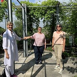 Dr. Sabine Gernhardt, Direktorin der Palliativstation, und die beiden Vereinsvorsitzenden des Obst- und Gartenbauvereins Ebnath, Inge Geißler und Anni Müller.